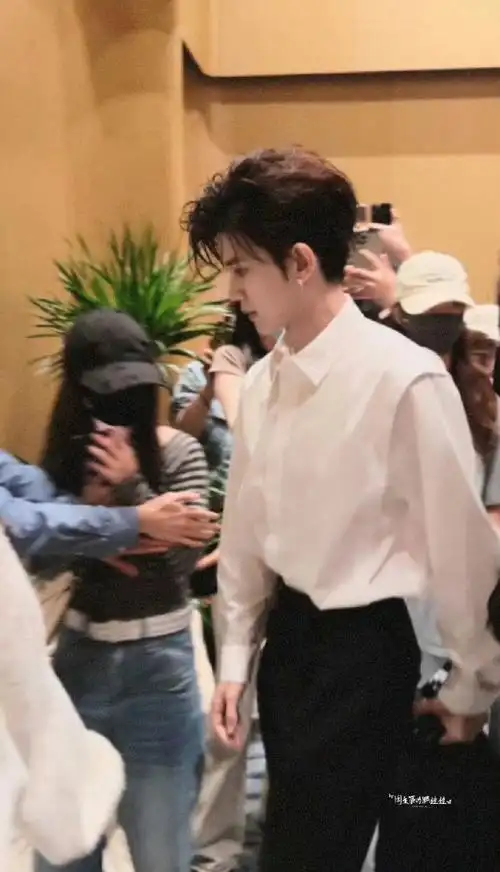 白衬衫国超 帅疯了#任嘉伦