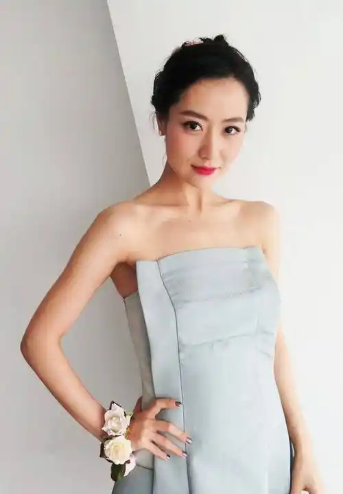 原创35岁白冰容颜美丽身材有料越来越有成时尚女人味了