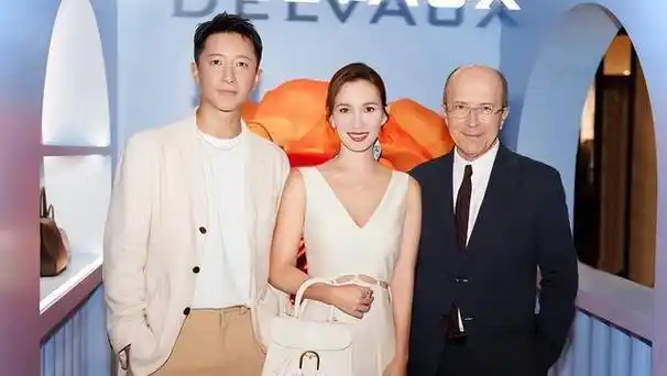 韩庚将老婆搂怀中秀恩爱卢靖姗身穿白裙红唇迷人雪白美腿吸睛