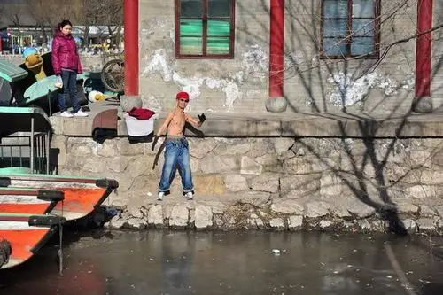 这个老人不一般 寒冬赤膊健身引关注