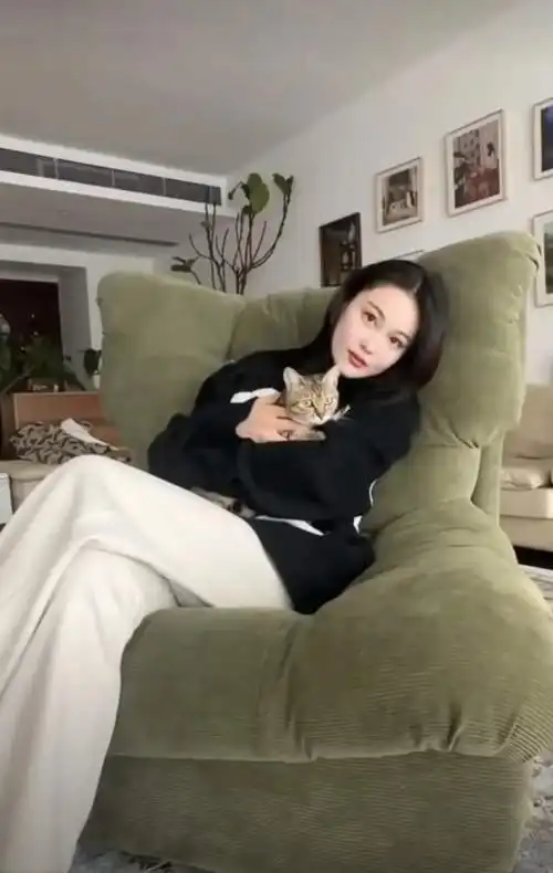 张馨予罕晒夫妻日常爱巢装修简约!何捷近况曝光:留长发疑转业