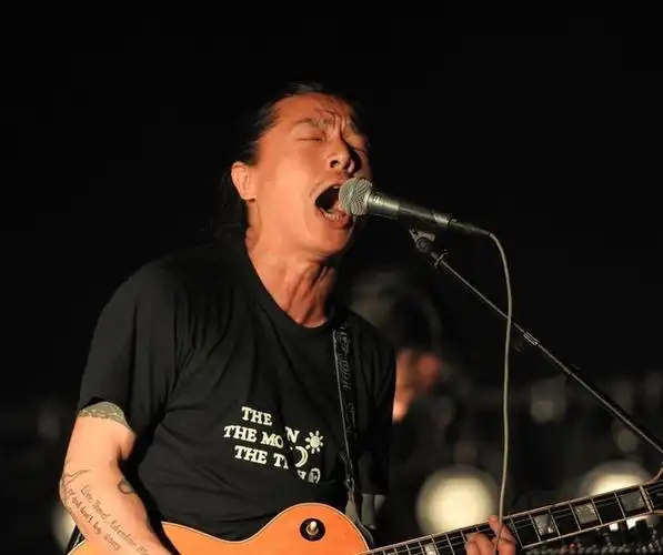 痛仰乐队"今日青年"百城巡演舟山开唱 主唱高虎抱吉他献唱狂竖中指