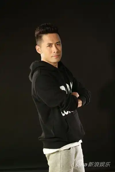 黄征亮相《星跳水立方》:为儿子而跳