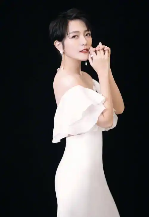 原创汪涵妻子杨乐乐身材真好一袭滑溜裙曲线迷人不像当妈的人