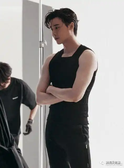 馋他身子李钟硕画报拍摄花絮照被公开