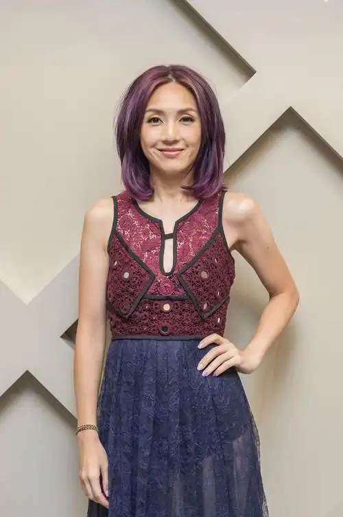 早年经历杨千嬅早期写真从小被安排学芭蕾舞,钢琴和唱歌.