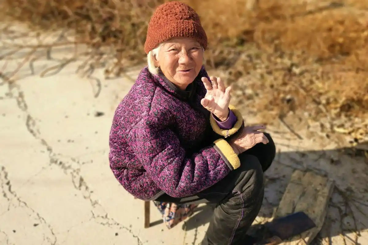 原创农村78岁老人家有存款,外出砍柴不"露富"图快乐,啥情况