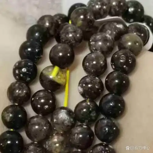 药珀到底是什么,浅谈名为"灵草珀"的黑色蜜蜡