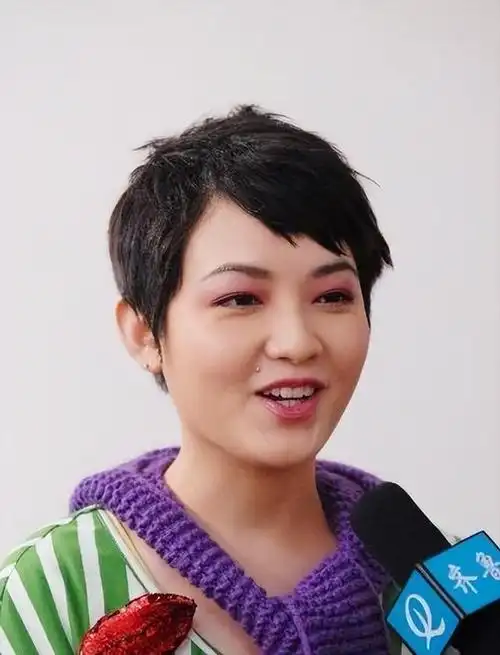 幼年被父亲抛弃,长大切除子宫,45岁的范晓萱会不会后悔?