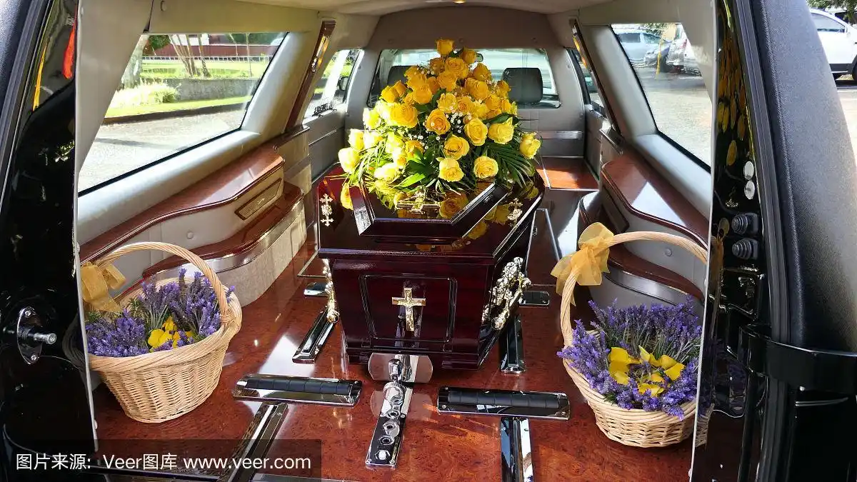 棺材在灵车或礼拜堂或墓地葬礼的特写镜头
