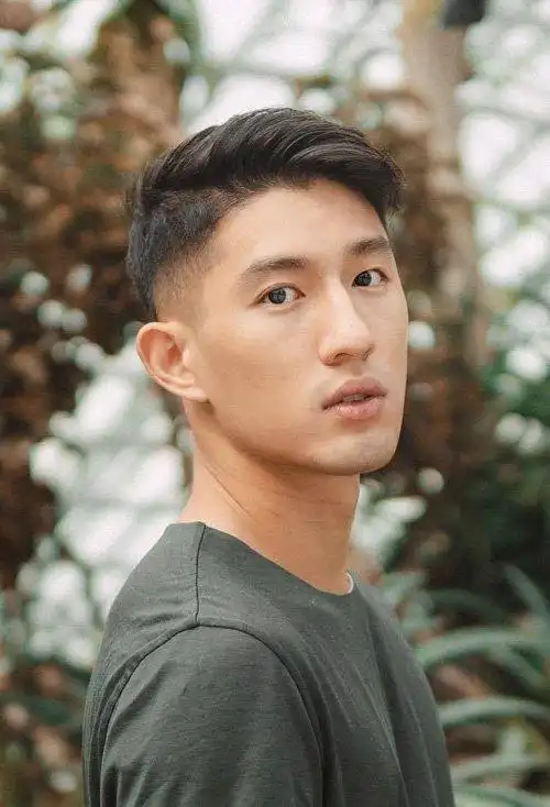 首页 男生发型 男生短发 帅哥两边剃掉的短发发型 精剃出的短发超有