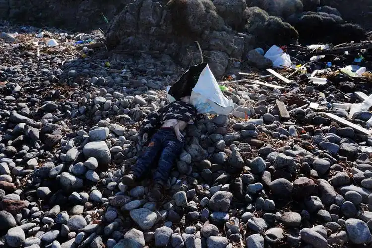 被冲上海滩的儿童尸体