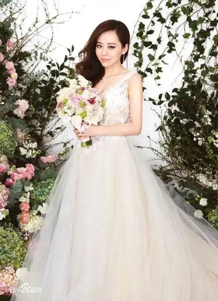 张靓颖素颜毫无遮挡现身 板着脸推行李车竟无人认出