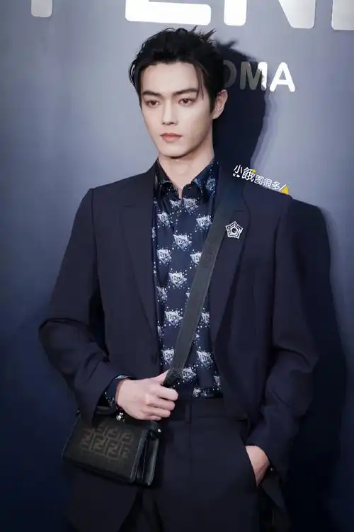 许凯活动高清图集6p,在剧里被虐的惨惨的李嶷,回到现代穿上西装立马就