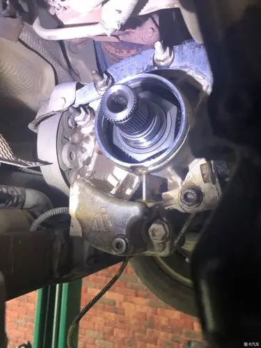 更换前半轴油封及分动箱油(实操)