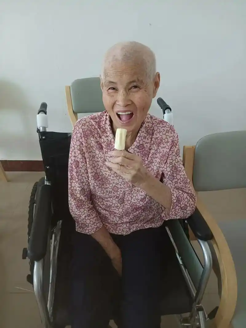 老人的快乐很简单一根小小雪糕吃得那么开心愿世上所有老人能被善