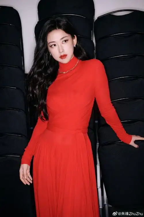 朱珠和花裙子的适配度#精英律师,浪姐里都有被朱珠穿花裙子惊艳 !!