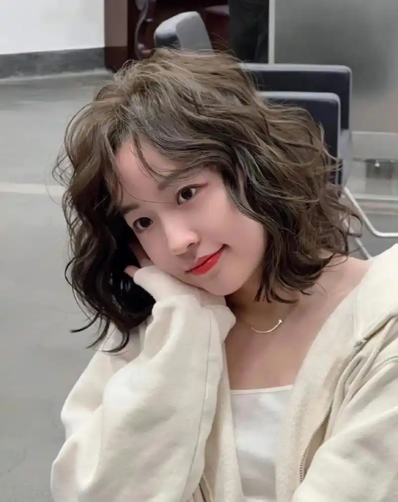 短发甜美风烫发96.96自然蓬松的卷度很随意慵懒~~ 既显发 - 抖音