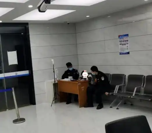 小男孩抱着语文卷子哭着跑进派出所民警非常理解