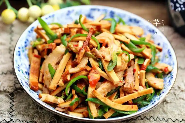 豆干炒肉加它炒,上桌被疯抢,香辣可口,美味下饭,筷子停不了_豆腐干