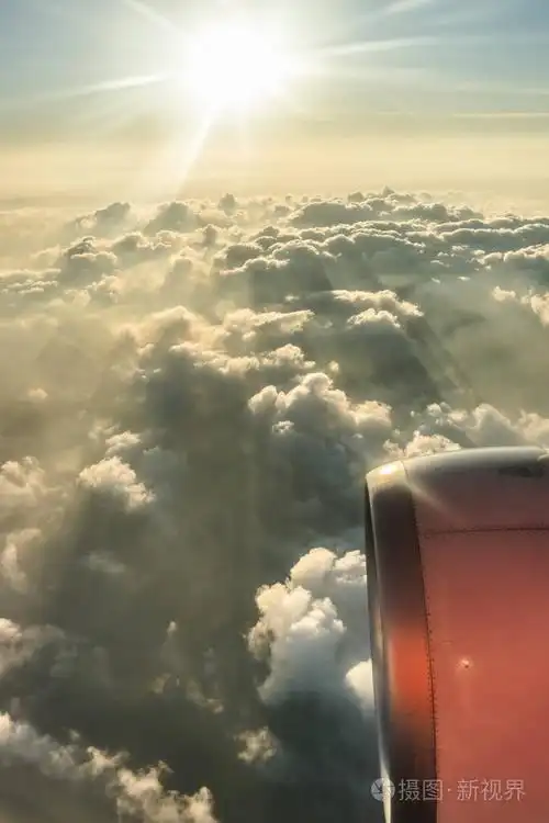 云层和从飞机窗口中看到的天空