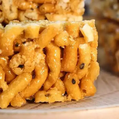 南雄米花糕制作方法首先,将精白糯米蒸熟,倒入竹制"大模"用湿布覆盖