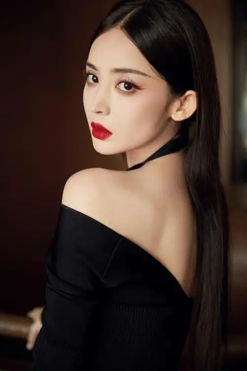 古力娜扎今晚一袭一字肩抹胸礼裙亮相品牌直播活动