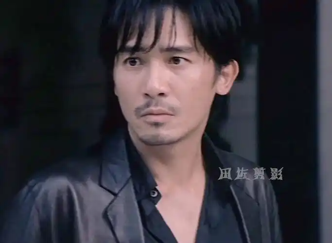 无间道:梁朝伟飙演技片段,注意眼神,简直是绝了!