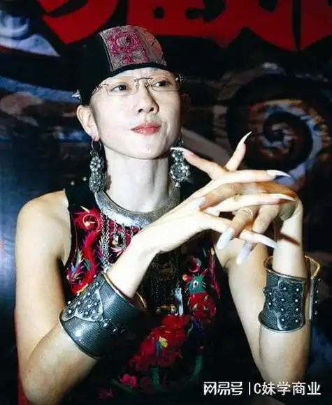 最近,杨丽萍的孔雀舞又一次的引起了争议,网友在观看了她的表演之后