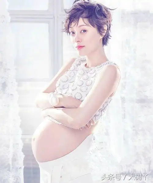 李小璐大红孕妇照,不知道此时此刻,小甜馨在里面做什么呢?
