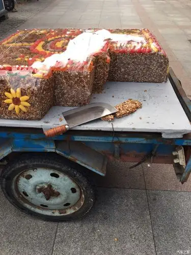 今天不知道哪里来的勇气去买了一块切糕