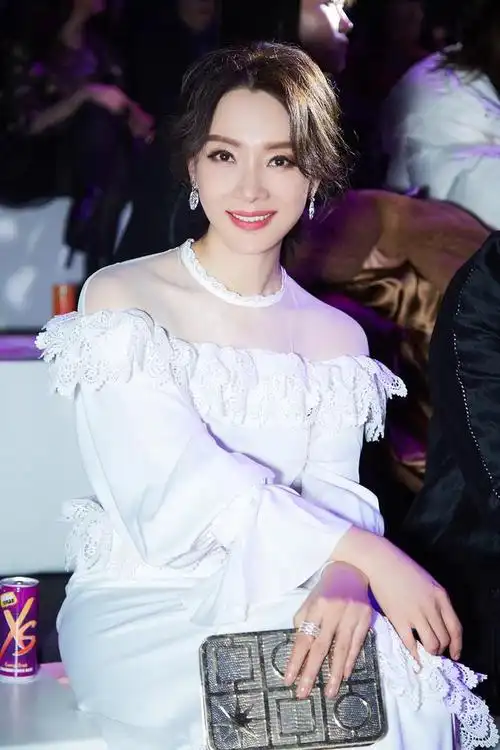 陈数身着纯白长裙套装,纯洁无瑕的白纱点缀层层蕾丝花边,衬托高雅气质