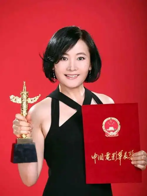 60岁娜仁花真有气质,穿衣端庄得体,发型讲究,丝毫不见老态