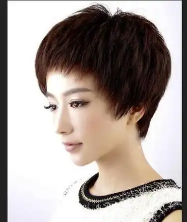 用湿毛巾或湿纸巾擦拭孩子的头发和身体,将碎发擦掉.