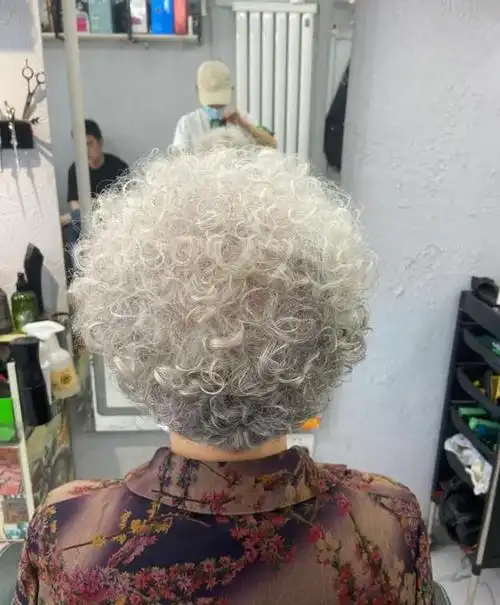 60岁无大妈感何赛飞示范不烫老年头不穿老年装