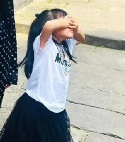 张若昀唐艺昕女儿罕见曝光,身高直逼妈妈腹部,网友:基因太强大