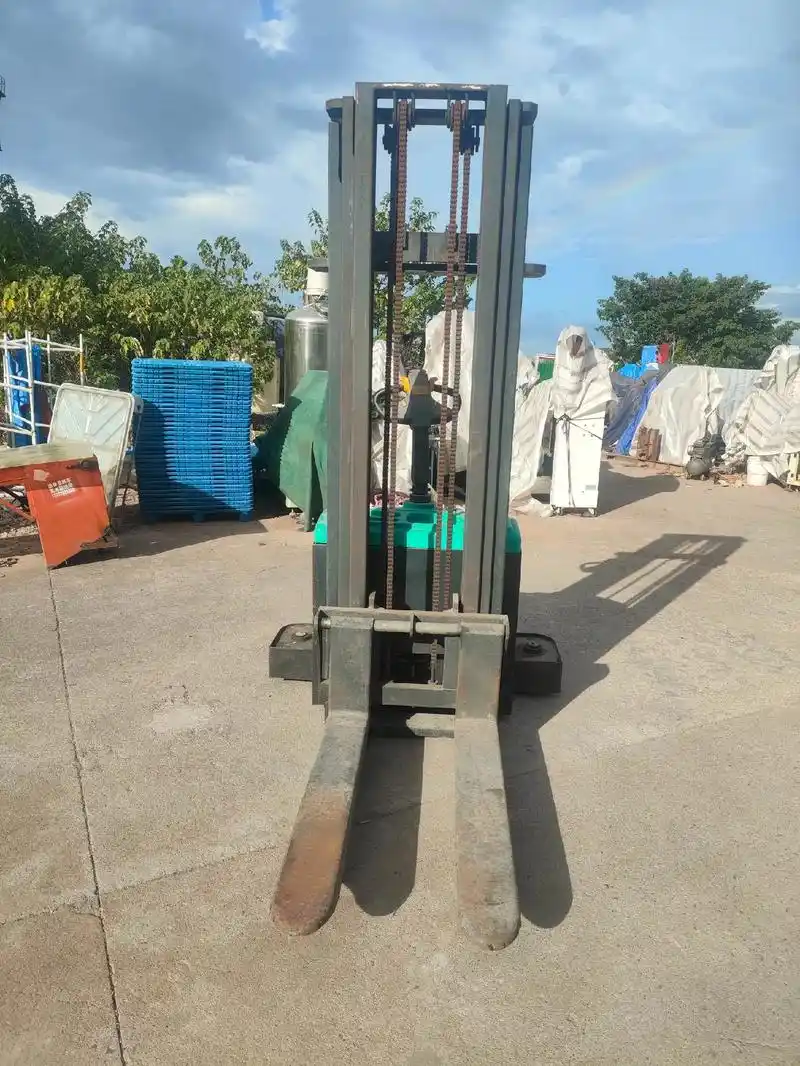 载重一吨升高五米全电动站驾式液压叉车