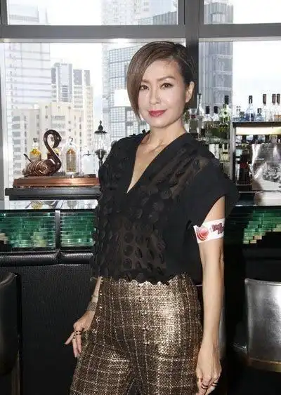 在她48岁的时候,遇到了富商练海棠,终于遇到了喜欢的人,开始了自己的