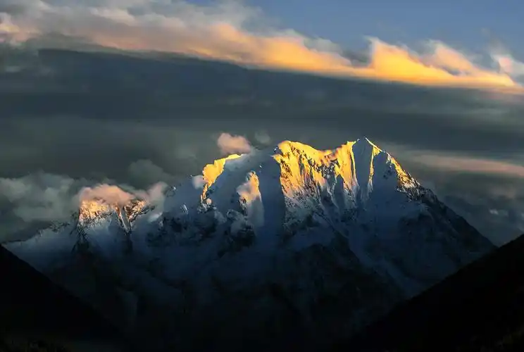 雅拉香布雪山位于山南市乃东区亚堆乡,海拔6647米,其方圆几百里的冰川