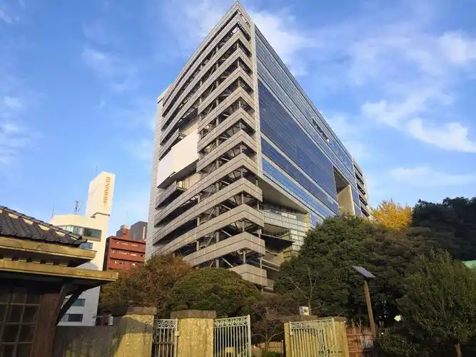 入口大门外有着张力的现代建筑