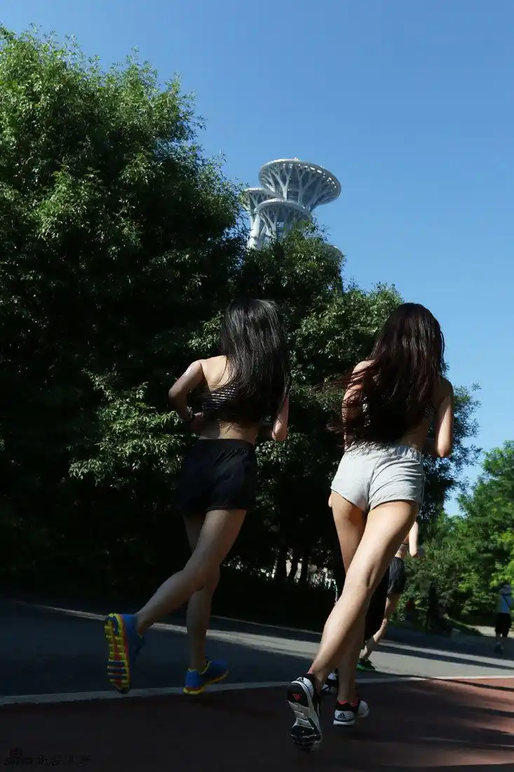 奥森内衣跑美女云集