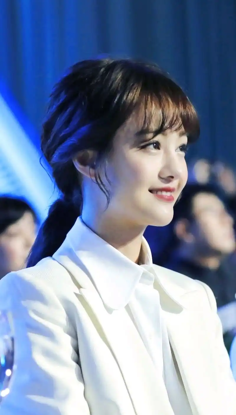 29岁郑爽还是那么的甜美,穿白西装配白衬衫,甜美中又不失正式感