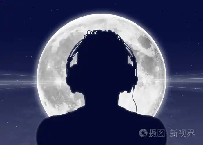 听音乐在满月的男人