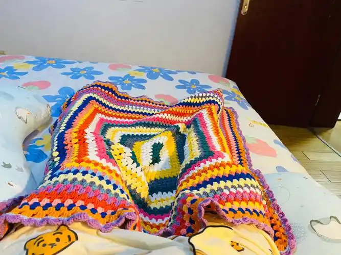 钩织完分量很重,我的这条彩虹毯大约有一米半长度,不得不说成品真的很
