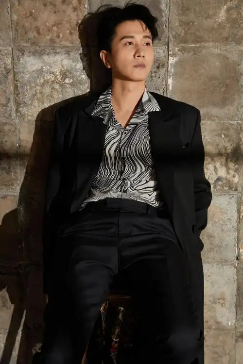 彭冠英西装反差感##彭冠英春日光影随拍