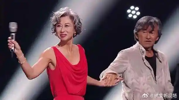 林子祥叶倩文罕见同框!两人满头白发,却洋溢幸福笑容!_新浪新闻