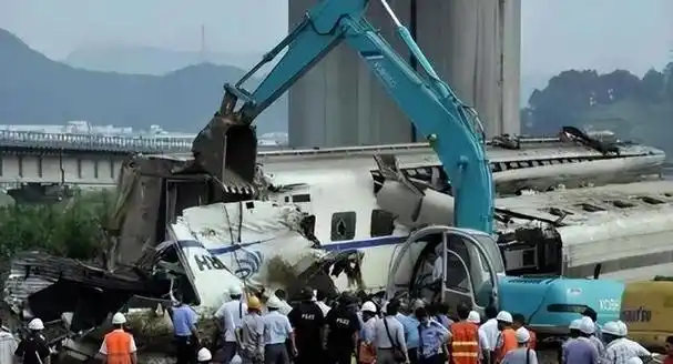 20时21分,d3115次列车在故障轨道上行驶时,由于动车上制定了自动控制