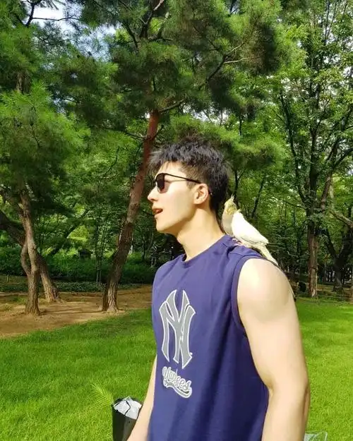 来自韩国的平面模特谁会拒绝这样一个倒三角身材的男人呢