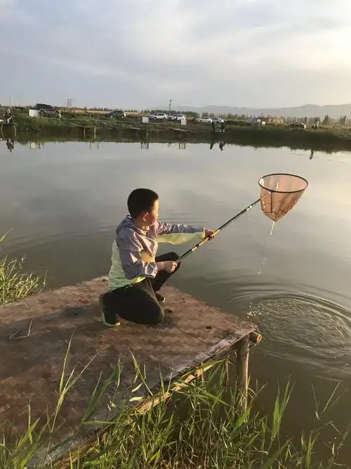乡村钓鱼新手李冰杰