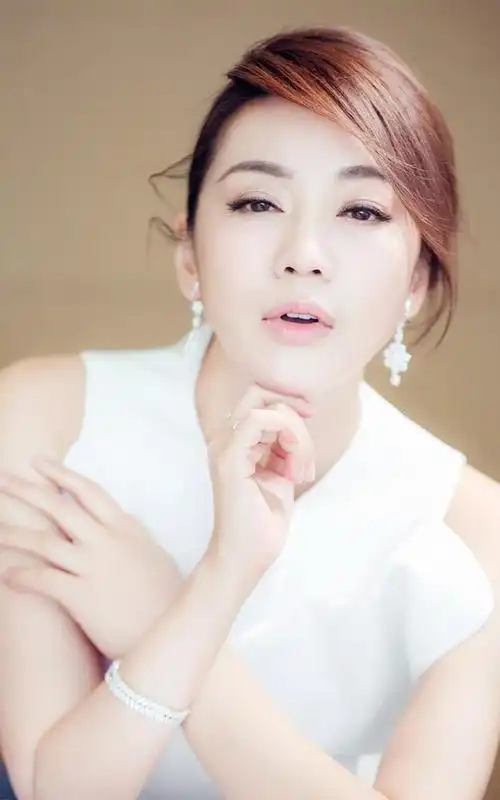 闫妮绝美写真集锦凸显玲珑有致的身材